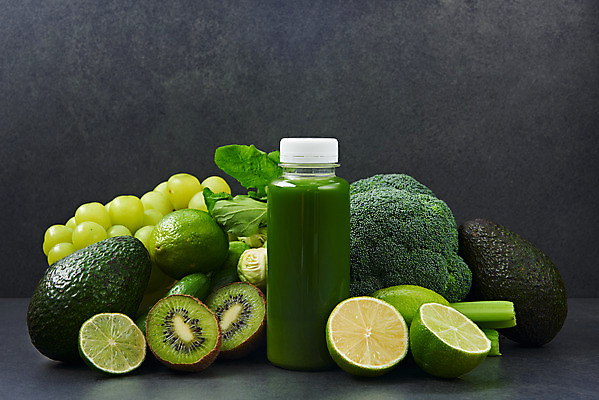 포토 JPG 스튜디오촬영 음료 채소 식재료 검은배경 실내 키위 사람없음 여러개 주스 신선 브로콜리 채식 라임 비타민 샐러리 아보카도 건강식 녹즙 망고포도 섬유질 국내포토 음식 다수 백그라운드 과일 내부 검은색 즙 청포도 영양소 파일형식