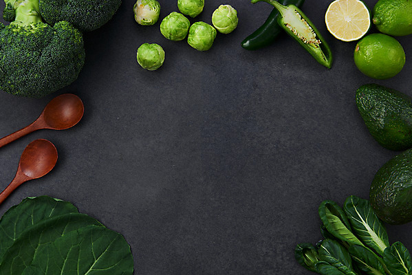 포토 JPG 스튜디오촬영 채소 식재료 검은배경 실내 사람없음 하이앵글 숟가락 여러개 신선 브로콜리 채식 라임 비타민 아보카도 건강식 방울양배추 케일 할라피뇨 플랫레이 섬유질 국내포토 음식 뷰포인트 다수 백그라운드 과일 고추 수저 내부 검은색 플랫 양배추 영양소 파일형식