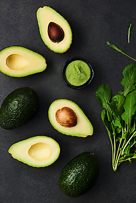 포토 JPG 스튜디오촬영 채소 식재료 검은배경 실내 사람없음 하이앵글 여러개 신선 채식 비타민 아보카도 건강식 루꼴라 플랫레이 섬유질 국내포토 음식 뷰포인트 다수 백그라운드 과일 내부 검은색 플랫 영양소 파일형식