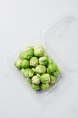 포토 JPG 스튜디오촬영 채소 식재료 포장 실내 사람없음 하이앵글 여러개 신선 흰배경 채식 비타민 건강식 방울양배추 포장용기 플랫레이 섬유질 국내포토 음식 뷰포인트 다수 백그라운드 내부 흰색 플랫 양배추 영양소 포장재료 파일형식