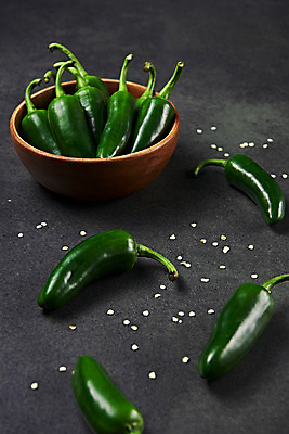 포토 JPG 스튜디오촬영 접시 채소 식재료 검은배경 실내 사람없음 여러개 신선 채식 비타민 건강식 할라피뇨 섬유질 국내포토 식기 음식 다수 백그라운드 고추 내부 검은색 영양소 파일형식