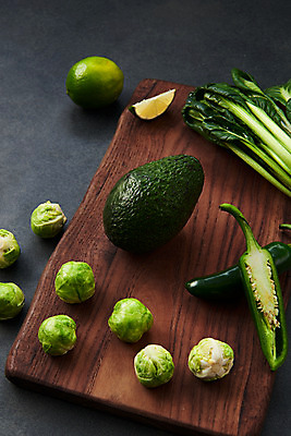 포토 JPG 스튜디오촬영 채소 식재료 검은배경 도마 실내 사람없음 여러개 신선 채식 라임 비타민 아보카도 건강식 방울양배추 할라피뇨 섬유질 국내포토 음식 다수 백그라운드 과일 고추 주방용품 내부 검은색 양배추 영양소 파일형식