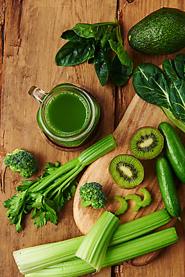 포토 JPG 스튜디오촬영 음료 채소 식재료 도마 실내 키위 사람없음 하이앵글 여러개 주스 신선 브로콜리 채식 비타민 샐러리 아보카도 건강식 녹즙 플랫레이 갈색배경 섬유질 베이비시금치 미니오이 나무배경 국내포토 음식 뷰포인트 다수 백그라운드 과일 주방용품 오이 내부 갈색 플랫 즙 시금치 영양소 파일형식