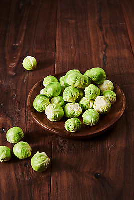 포토 JPG 스튜디오촬영 접시 채소 식재료 실내 사람없음 여러개 신선 채식 비타민 건강식 방울양배추 갈색배경 섬유질 나무배경 국내포토 식기 음식 다수 백그라운드 내부 갈색 양배추 영양소 파일형식