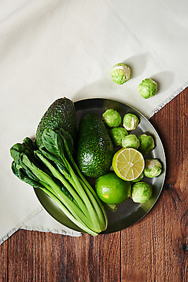 포토 JPG 스튜디오촬영 접시 채소 식재료 실내 사람없음 하이앵글 여러개 신선 채식 라임 비타민 아보카도 건강식 방울양배추 플랫레이 갈색배경 섬유질 나무배경 국내포토 식기 음식 뷰포인트 다수 백그라운드 과일 내부 갈색 플랫 양배추 영양소 파일형식