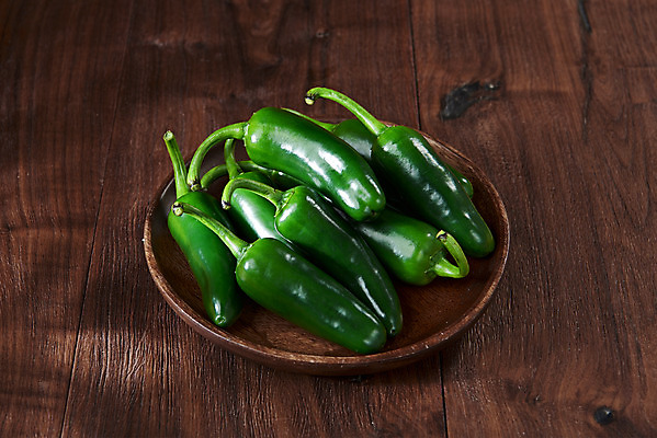 포토 JPG 스튜디오촬영 접시 채소 식재료 실내 사람없음 여러개 신선 채식 비타민 건강식 할라피뇨 갈색배경 섬유질 나무배경 국내포토 식기 음식 다수 백그라운드 고추 내부 갈색 영양소 파일형식