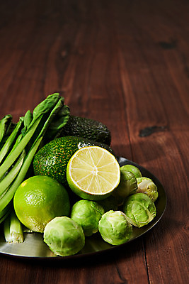 포토 JPG 스튜디오촬영 접시 채소 식재료 실내 사람없음 여러개 신선 채식 라임 비타민 아보카도 건강식 방울양배추 갈색배경 섬유질 나무배경 국내포토 식기 음식 다수 백그라운드 과일 내부 갈색 양배추 영양소 파일형식