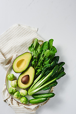 포토 JPG 스튜디오촬영 접시 채소 식재료 실내 사람없음 하이앵글 여러개 신선 흰배경 채식 비타민 아보카도 건강식 루꼴라 방울양배추 플랫레이 섬유질 미니오이 국내포토 식기 음식 뷰포인트 다수 백그라운드 과일 오이 내부 흰색 플랫 양배추 영양소 파일형식