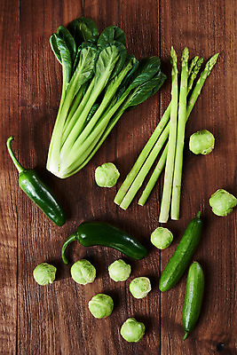 포토 JPG 스튜디오촬영 채소 식재료 실내 사람없음 하이앵글 여러개 신선 채식 아스파라거스 비타민 건강식 방울양배추 할라피뇨 플랫레이 갈색배경 섬유질 미니오이 나무배경 국내포토 음식 뷰포인트 다수 백그라운드 고추 오이 내부 갈색 플랫 양배추 영양소 파일형식