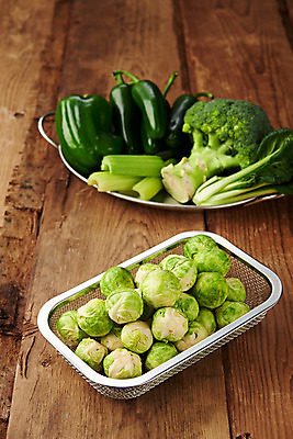 포토 JPG 스튜디오촬영 접시 채소 식재료 피망 실내 사람없음 여러개 신선 채망 브로콜리 채식 비타민 샐러리 건강식 방울양배추 할라피뇨 갈색배경 섬유질 나무배경 국내포토 식기 음식 다수 백그라운드 고추 주방용품 내부 갈색 양배추 영양소 파일형식