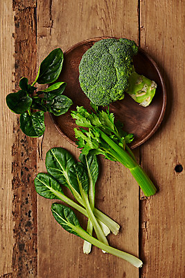 포토 JPG 스튜디오촬영 접시 채소 식재료 실내 사람없음 하이앵글 여러개 신선 브로콜리 채식 비타민 샐러리 건강식 플랫레이 갈색배경 섬유질 베이비시금치 나무배경 국내포토 식기 음식 뷰포인트 다수 백그라운드 내부 갈색 플랫 시금치 영양소 파일형식