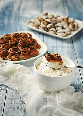 포토 JPG 스튜디오촬영 밥 실내 건강 사람없음 아웃포커스 파란색 숟가락 신선 천 파란배경 꼬막 꼬막무침 제철음식 아미노산 나무배경 국내포토 음식 컬러 백그라운드 어패류 촬영기법 수저 내부 직물 제철 파일형식