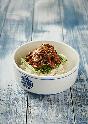 포토 JPG 스튜디오촬영 실내 건강 사람없음 파란색 신선 파란배경 꼬막 꼬막무침 제철음식 아미노산 꼬막비빔밥 나무배경 국내포토 음식 컬러 백그라운드 어패류 내부 비빔밥 제철 파일형식