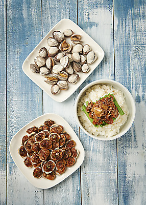 포토 JPG 스튜디오촬영 실내 건강 사람없음 파란색 하이앵글 신선 파란배경 꼬막 플랫레이 꼬막무침 제철음식 아미노산 꼬막비빔밥 나무배경 국내포토 음식 뷰포인트 컬러 백그라운드 어패류 내부 플랫 비빔밥 제철 파일형식