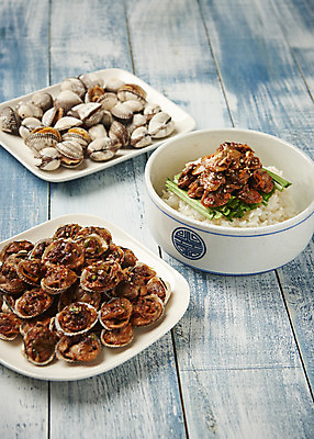 포토 JPG 스튜디오촬영 실내 건강 사람없음 파란색 신선 파란배경 꼬막 꼬막무침 제철음식 아미노산 꼬막비빔밥 나무배경 국내포토 음식 컬러 백그라운드 어패류 내부 비빔밥 제철 파일형식