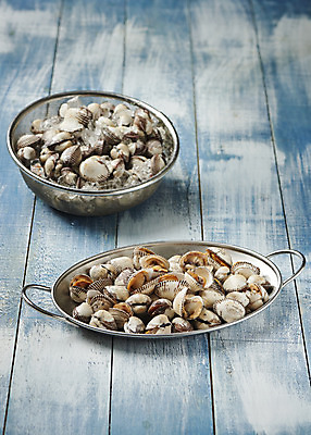 포토 JPG 스튜디오촬영 접시 실내 건강 사람없음 파란색 신선 채망 파란배경 꼬막 제철 제철음식 아미노산 나무배경 국내포토 식기 음식 컬러 백그라운드 주방용품 어패류 내부 파일형식