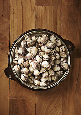 포토 JPG 스튜디오촬영 실내 건강 사람없음 하이앵글 갈색 신선 채망 뚝배기 꼬막 플랫레이 갈색배경 제철음식 아미노산 나무배경 국내포토 음식 뷰포인트 컬러 백그라운드 주방용품 어패류 내부 플랫 제철 파일형식