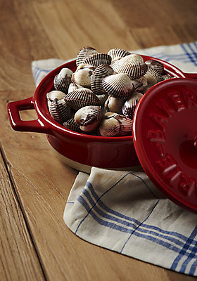 포토 JPG 스튜디오촬영 실내 건강 사람없음 갈색 신선 냄비 천 꼬막 제철 갈색배경 제철음식 아미노산 나무배경 국내포토 음식 컬러 백그라운드 어패류 내부 직물 솥 파일형식