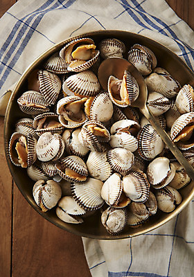 포토 JPG 스튜디오촬영 실내 건강 근접촬영 사람없음 갈색 신선 천 꼬막 제철 갈색배경 제철음식 아미노산 방짜유기 나무배경 국내포토 그릇 음식 뷰포인트 컬러 백그라운드 어패류 내부 직물 파일형식