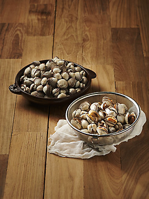 포토 JPG 스튜디오촬영 실내 건강 사람없음 갈색 신선 채망 뚝배기 꼬막 제철 갈색배경 제철음식 아미노산 나무배경 국내포토 음식 컬러 백그라운드 주방용품 어패류 내부 파일형식