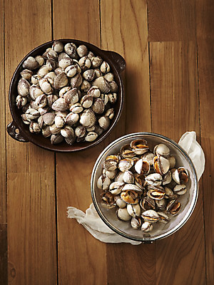 포토 JPG 스튜디오촬영 실내 건강 사람없음 하이앵글 갈색 신선 채망 천 뚝배기 꼬막 제철 플랫레이 갈색배경 제철음식 아미노산 나무배경 국내포토 음식 뷰포인트 컬러 백그라운드 주방용품 어패류 내부 직물 플랫 파일형식