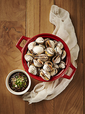 포토 JPG 스튜디오촬영 실내 건강 사람없음 하이앵글 갈색 신선 소스 냄비 천 꼬막 제철 플랫레이 갈색배경 제철음식 아미노산 나무배경 국내포토 음식 뷰포인트 컬러 백그라운드 어패류 내부 직물 양념 플랫 솥 파일형식