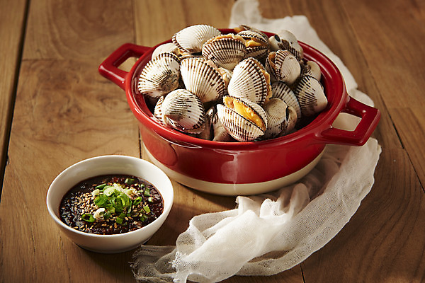 포토 JPG 스튜디오촬영 실내 건강 사람없음 갈색 신선 소스 냄비 천 꼬막 제철 갈색배경 제철음식 아미노산 나무배경 국내포토 음식 컬러 백그라운드 어패류 내부 직물 양념 솥 파일형식