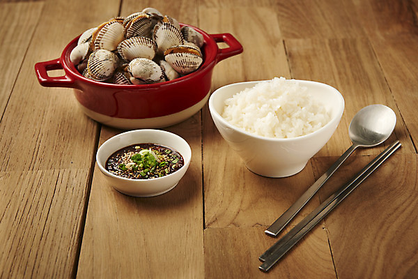 포토 JPG 스튜디오촬영 젓가락 밥 실내 건강 사람없음 갈색 숟가락 신선 소스 냄비 꼬막 제철 갈색배경 제철음식 아미노산 나무배경 국내포토 음식 컬러 백그라운드 어패류 수저 내부 양념 솥 파일형식