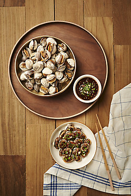 포토 JPG 스튜디오촬영 젓가락 실내 건강 사람없음 하이앵글 갈색 신선 소스 천 꼬막 나무쟁반 제철 플랫레이 갈색배경 제철음식 아미노산 나무배경 국내포토 음식 뷰포인트 컬러 백그라운드 어패류 쟁반 수저 내부 목재 직물 양념 플랫 파일형식