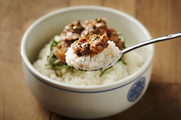 포토 JPG 스튜디오촬영 수저 실내 건강 근접촬영 사람없음 갈색 숟가락 신선 꼬막 갈색배경 꼬막무침 제철음식 아미노산 꼬막비빔밥 나무배경 국내포토 식기 음식 뷰포인트 컬러 백그라운드 어패류 내부 비빔밥 제철 파일형식