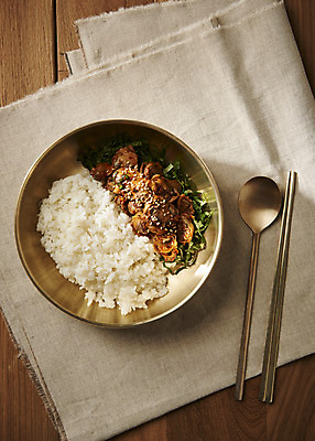 포토 JPG 스튜디오촬영 젓가락 실내 건강 사람없음 하이앵글 갈색 숟가락 신선 천 꼬막 플랫레이 갈색배경 꼬막무침 제철음식 아미노산 꼬막비빔밥 방짜유기 나무배경 국내포토 그릇 음식 뷰포인트 컬러 백그라운드 어패류 수저 내부 직물 플랫 비빔밥 제철 파일형식