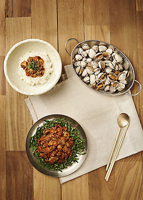 포토 JPG 스튜디오촬영 젓가락 밥 실내 건강 사람없음 하이앵글 갈색 숟가락 신선 천 꼬막 플랫레이 갈색배경 꼬막무침 제철음식 아미노산 꼬막비빔밥 나무배경 국내포토 음식 뷰포인트 컬러 백그라운드 어패류 수저 내부 직물 플랫 비빔밥 제철 파일형식