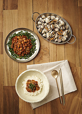 포토 JPG 스튜디오촬영 젓가락 밥 실내 건강 사람없음 하이앵글 갈색 숟가락 신선 천 꼬막 플랫레이 갈색배경 꼬막무침 제철음식 아미노산 꼬막비빔밥 나무배경 국내포토 음식 뷰포인트 컬러 백그라운드 어패류 수저 내부 직물 플랫 비빔밥 제철 파일형식