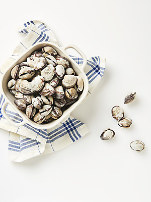 포토 JPG 스튜디오촬영 실내 건강 근접촬영 사람없음 하이앵글 신선 천 흰배경 꼬막 제철 플랫레이 제철음식 아미노산 국내포토 음식 뷰포인트 백그라운드 어패류 내부 흰색 직물 플랫 파일형식