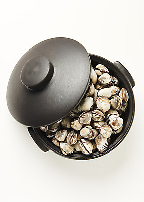 포토 JPG 스튜디오촬영 실내 건강 사람없음 하이앵글 신선 냄비 뚝배기 흰배경 꼬막 제철 플랫레이 제철음식 아미노산 국내포토 음식 뷰포인트 백그라운드 어패류 내부 흰색 플랫 솥 파일형식