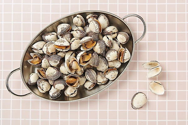 포토 JPG 스튜디오촬영 접시 실내 건강 사람없음 하이앵글 신선 꼬막 제철 플랫레이 분홍색배경 제철음식 아미노산 국내포토 식기 음식 뷰포인트 분홍색 백그라운드 어패류 내부 플랫 파일형식