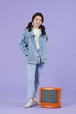 포토 JPG 스튜디오촬영 전신 우먼라이프 여자 실내 한명 서기 20대 성인 앞모습 보라색 텔레비전 한국인 청바지 즐거움 복고 주머니손 청자켓 아날로그 보라색배경 성인여자한명만 청청패션 국내포토 1 라이프스타일 패션 감정 뷰포인트 컬러 백그라운드 바지 모션 사람 동양인 청년 내부 전자제품 재킷 여자한명만 성인여자만 파일형식
