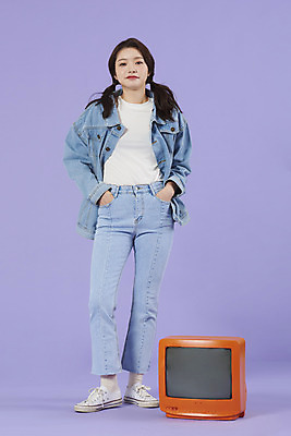 포토 JPG 스튜디오촬영 전신 우먼라이프 여자 실내 한명 서기 20대 성인 앞모습 보라색 텔레비전 한국인 청바지 즐거움 복고 주머니손 청자켓 아날로그 보라색배경 성인여자한명만 청청패션 국내포토 1 라이프스타일 패션 감정 뷰포인트 컬러 백그라운드 바지 모션 사람 동양인 청년 내부 전자제품 재킷 여자한명만 성인여자만 파일형식