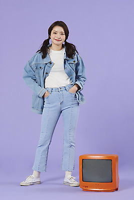포토 JPG 스튜디오촬영 전신 우먼라이프 여자 실내 한명 서기 미소 20대 성인 앞모습 보라색 텔레비전 한국인 청바지 즐거움 복고 주머니손 청자켓 아날로그 보라색배경 성인여자한명만 청청패션 국내포토 1 라이프스타일 패션 감정 뷰포인트 컬러 백그라운드 바지 모션 표정 사람 동양인 청년 내부 전자제품 재킷 여자한명만 성인여자만 파일형식