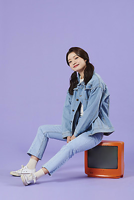 포토 JPG 스튜디오촬영 전신 우먼라이프 여자 실내 한명 미소 앉기 20대 성인 옆모습 보라색 텔레비전 한국인 청바지 즐거움 복고 청자켓 아날로그 보라색배경 성인여자한명만 청청패션 국내포토 1 라이프스타일 패션 감정 뷰포인트 컬러 백그라운드 바지 모션 표정 사람 동양인 청년 내부 전자제품 재킷 여자한명만 성인여자만 파일형식