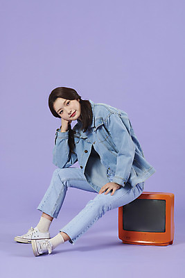 포토 JPG 스튜디오촬영 전신 우먼라이프 여자 실내 한명 미소 앉기 20대 성인 옆모습 보라색 텔레비전 턱괴기 한국인 청바지 즐거움 복고 청자켓 아날로그 보라색배경 성인여자한명만 청청패션 국내포토 1 라이프스타일 패션 감정 뷰포인트 컬러 백그라운드 바지 모션 표정 사람 동양인 청년 내부 전자제품 재킷 여자한명만 성인여자만 파일형식