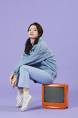 포토 JPG 스튜디오촬영 전신 우먼라이프 여자 실내 한명 앉기 20대 성인 옆모습 보라색 텔레비전 한국인 청바지 즐거움 복고 청자켓 아날로그 보라색배경 성인여자한명만 청청패션 국내포토 1 라이프스타일 패션 감정 뷰포인트 컬러 백그라운드 바지 모션 사람 동양인 청년 내부 전자제품 재킷 여자한명만 성인여자만 파일형식