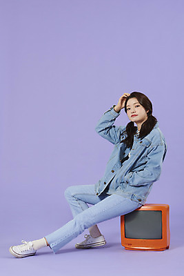 포토 JPG 스튜디오촬영 전신 우먼라이프 여자 실내 한명 앉기 20대 성인 옆모습 머리카락 보라색 텔레비전 한국인 청바지 즐거움 복고 청자켓 아날로그 보라색배경 성인여자한명만 청청패션 국내포토 1 라이프스타일 패션 감정 뷰포인트 컬러 백그라운드 바지 모션 사람 동양인 청년 내부 전자제품 머리 재킷 여자한명만 성인여자만 파일형식