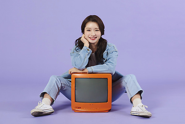 포토 JPG 스튜디오촬영 전신 우먼라이프 여자 실내 한명 미소 앉기 20대 성인 앞모습 보라색 텔레비전 턱괴기 한국인 청바지 즐거움 복고 청자켓 아날로그 보라색배경 성인여자한명만 청청패션 국내포토 1 라이프스타일 패션 감정 뷰포인트 컬러 백그라운드 바지 모션 표정 사람 동양인 청년 내부 전자제품 재킷 여자한명만 성인여자만 파일형식