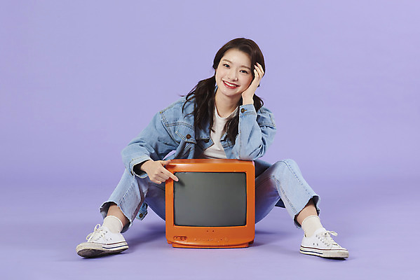 포토 JPG 스튜디오촬영 전신 우먼라이프 여자 실내 한명 미소 앉기 20대 성인 앞모습 보라색 텔레비전 한국인 청바지 가리킴 즐거움 복고 청자켓 아날로그 보라색배경 성인여자한명만 강조 청청패션 국내포토 1 라이프스타일 패션 감정 뷰포인트 컬러 백그라운드 바지 모션 표정 사람 동양인 손짓 청년 내부 전자제품 재킷 여자한명만 성인여자만 파일형식