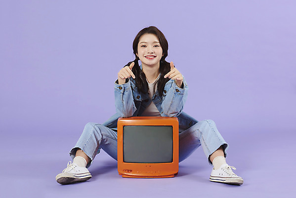 포토 JPG 스튜디오촬영 전신 우먼라이프 여자 실내 한명 미소 앉기 20대 성인 앞모습 보라색 텔레비전 한국인 청바지 가리킴 즐거움 복고 청자켓 아날로그 보라색배경 성인여자한명만 강조 청청패션 국내포토 1 라이프스타일 패션 감정 뷰포인트 컬러 백그라운드 바지 모션 표정 사람 동양인 손짓 청년 내부 전자제품 재킷 여자한명만 성인여자만 파일형식