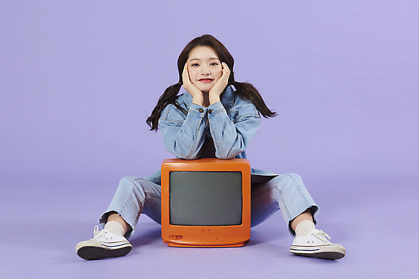 포토 JPG 스튜디오촬영 전신 우먼라이프 여자 실내 한명 미소 앉기 20대 성인 앞모습 보라색 텔레비전 턱괴기 한국인 청바지 즐거움 복고 청자켓 아날로그 보라색배경 성인여자한명만 청청패션 국내포토 1 라이프스타일 패션 감정 뷰포인트 컬러 백그라운드 바지 모션 표정 사람 동양인 청년 내부 전자제품 재킷 여자한명만 성인여자만 파일형식