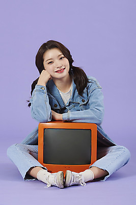 포토 JPG 스튜디오촬영 전신 우먼라이프 여자 실내 한명 미소 앉기 20대 성인 앞모습 보라색 텔레비전 턱괴기 한국인 청바지 즐거움 복고 청자켓 아날로그 보라색배경 성인여자한명만 청청패션 국내포토 1 라이프스타일 패션 감정 뷰포인트 컬러 백그라운드 바지 모션 표정 사람 동양인 청년 내부 전자제품 재킷 여자한명만 성인여자만 파일형식