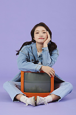 포토 JPG 스튜디오촬영 전신 우먼라이프 여자 실내 한명 미소 앉기 20대 성인 앞모습 보라색 텔레비전 턱괴기 한국인 청바지 즐거움 복고 청자켓 아날로그 보라색배경 성인여자한명만 청청패션 국내포토 1 라이프스타일 패션 감정 뷰포인트 컬러 백그라운드 바지 모션 표정 사람 동양인 청년 내부 전자제품 재킷 여자한명만 성인여자만 파일형식