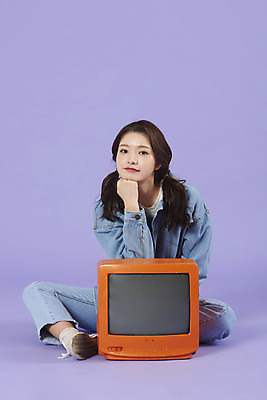포토 JPG 스튜디오촬영 전신 우먼라이프 여자 실내 한명 미소 앉기 20대 성인 앞모습 보라색 텔레비전 턱괴기 한국인 청바지 즐거움 복고 청자켓 아날로그 보라색배경 성인여자한명만 청청패션 국내포토 1 라이프스타일 패션 감정 뷰포인트 컬러 백그라운드 바지 모션 표정 사람 동양인 청년 내부 전자제품 재킷 여자한명만 성인여자만 파일형식